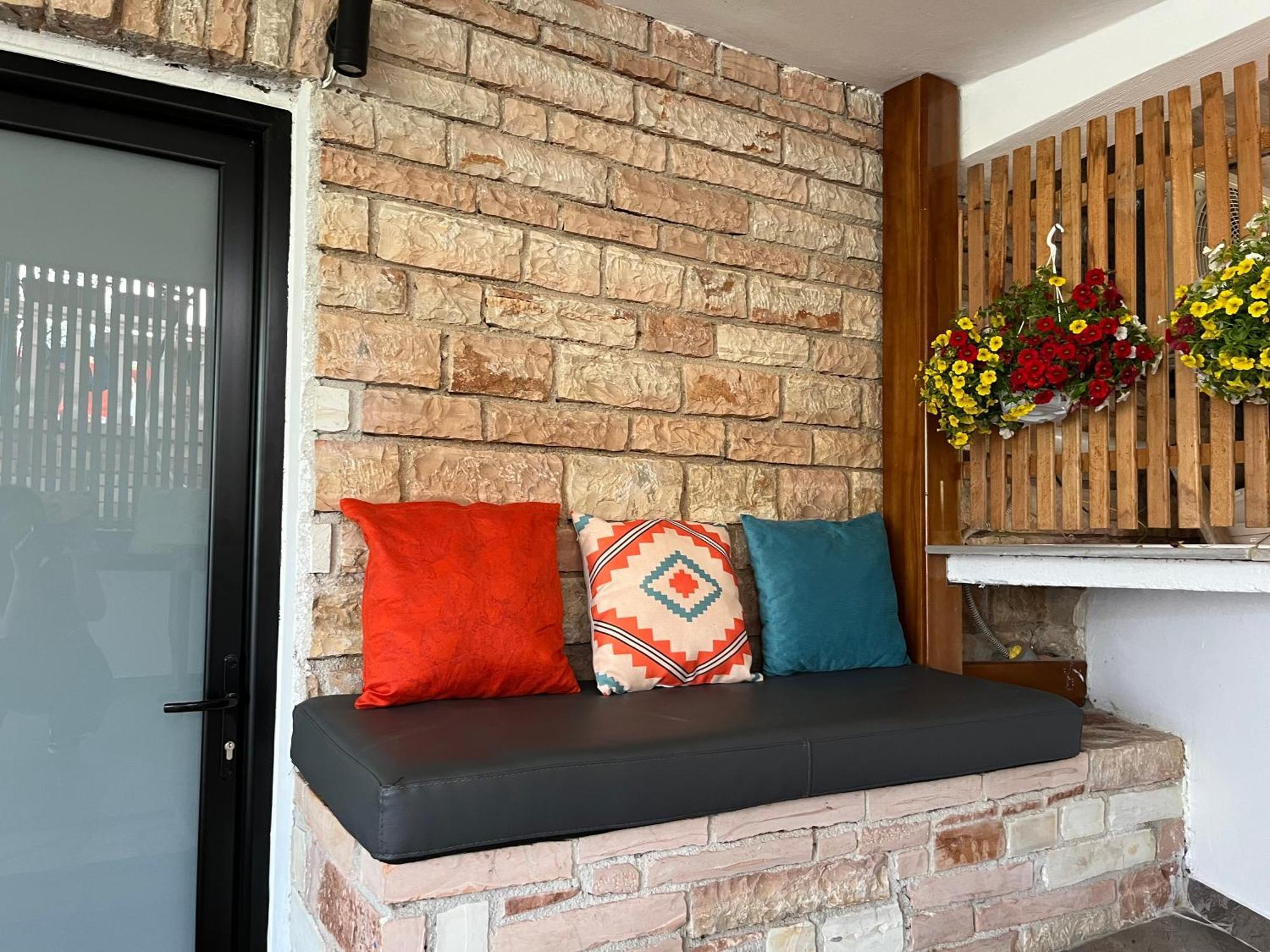 Laura Guest house *